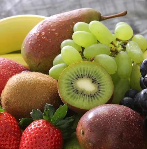Birne, Trauben, Kiwi, Erdbeeren und Passionsfrucht