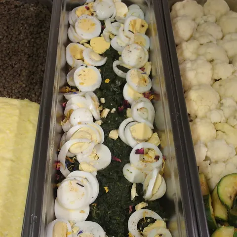 Eier auf Spinat, Polenta und Blumenkohl