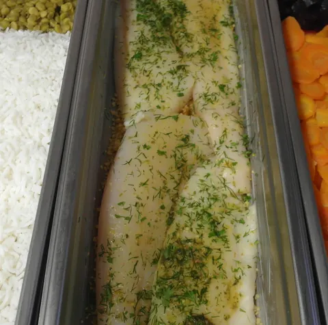 Fisch mit Kräutern, Reis und Rüebli