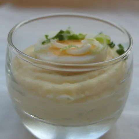 Kartoffelstock im Glas mit Ei und Frühlingszwiebeln