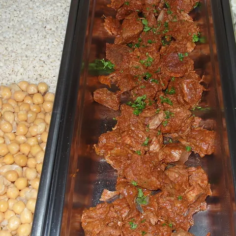 Kichererbsen, Reis, rote Sauce und Rotkraut