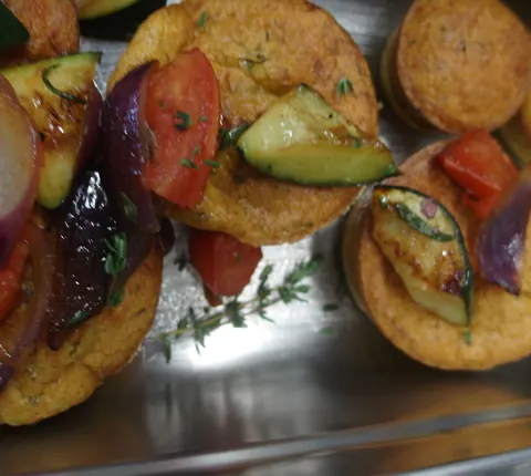 Polenta-Taler mit Tomate und Zucchini