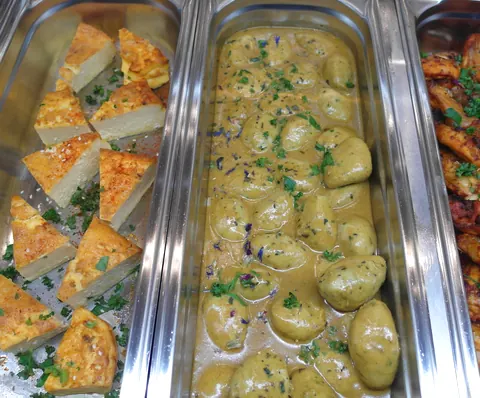 Quiche, Kartoffeln und Poulet