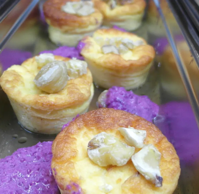 Mini-Quiches auf violettem Püree