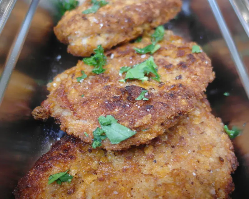 Panierte Schnitzel mit Petersilie