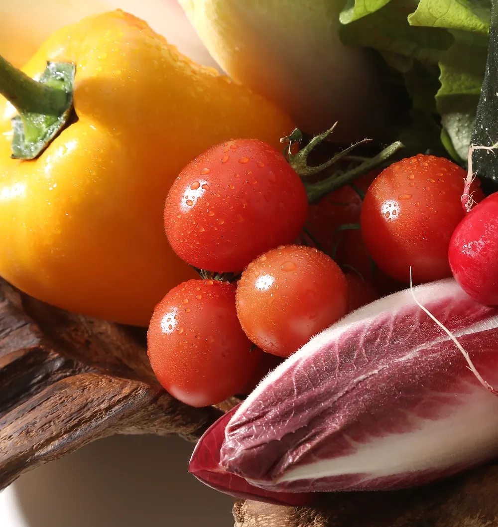 Gelbe Peperoni, Cherrytomaten, Radiesli und Radicchio, frisch und nah